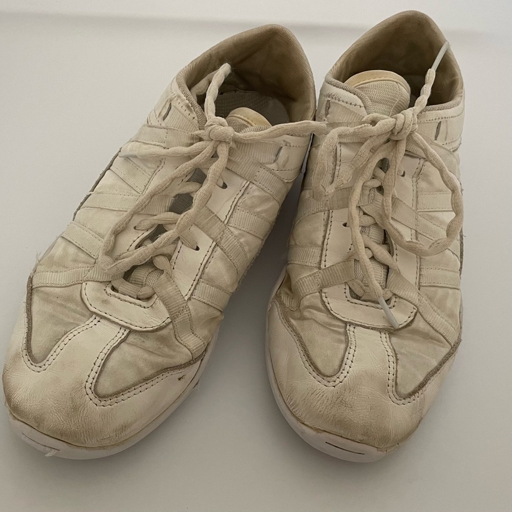 Nfinity White Cheer Shoes With Case